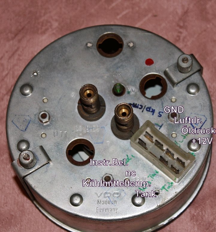 Kombiinstrument ohne Leuchten Stecker.jpg