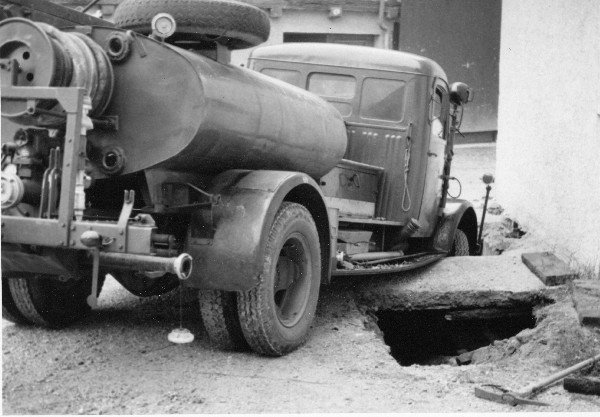 1950 Feuerwehr bricht in Brücke ein (4)