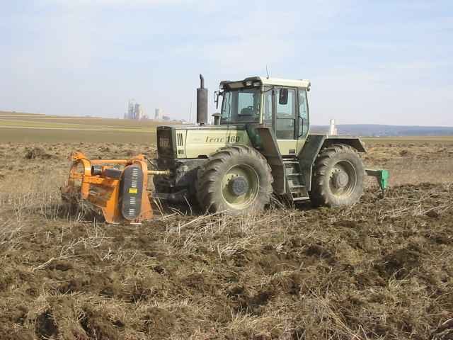LT-Trac 160 beim Mulchen und Untergrundlockerung