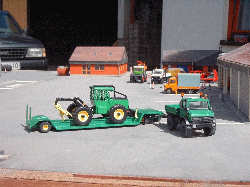 Unimog 2100 mit Forstmaschinenanhänger und Timberjack 240C Seilschlepper