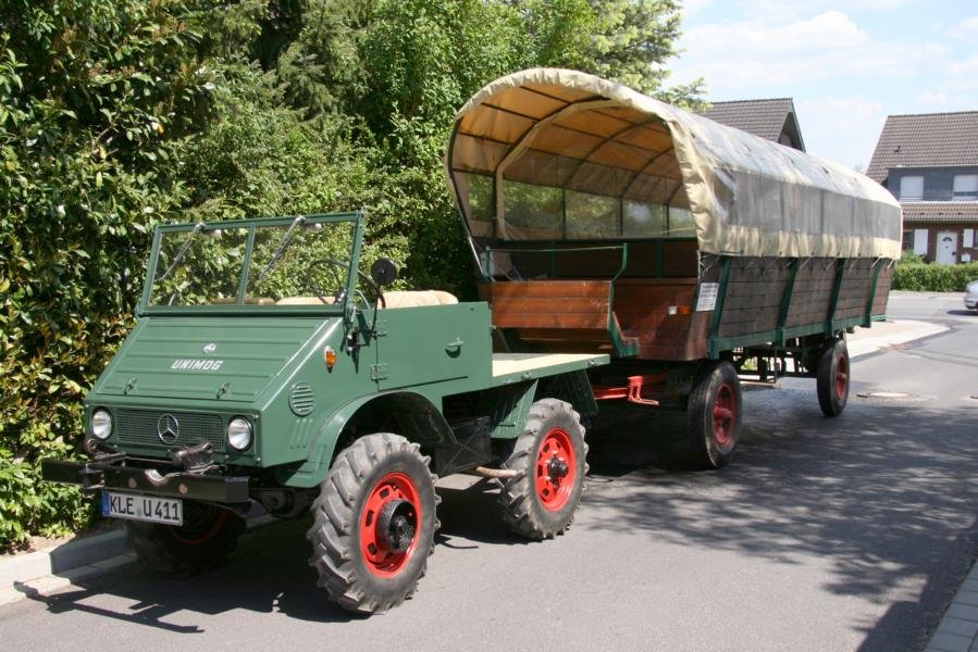 Unimog mit Planwagen