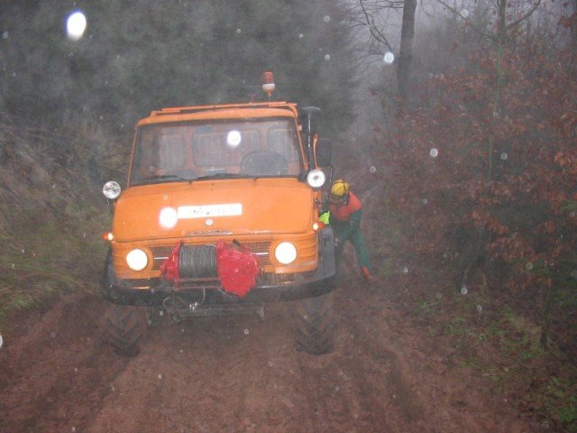406 mit Winde und Anhänger im Gelände